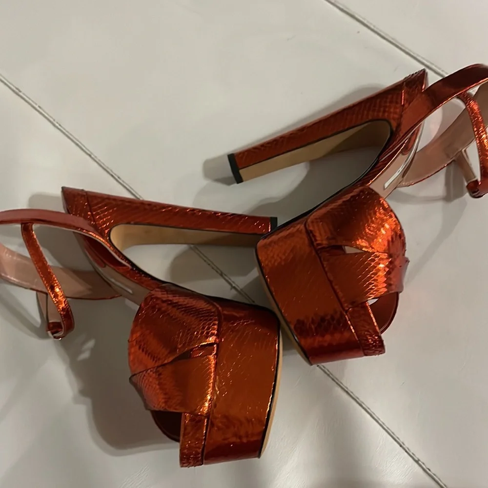 Brian Atwood MADISON RUST ORANGE METALLIC ELAPHE SNAKE PLATFORM SANDALS 38 7.5